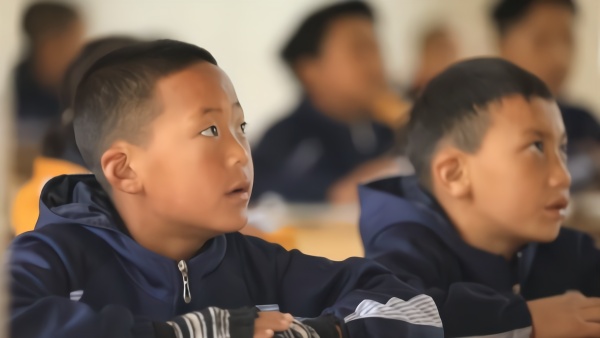 傈僳族老村落脱贫，孩子在新学校上课