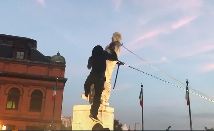 美国马里兰州巴尔的摩市的示威者使用绳索将市中心的哥伦布雕像推倒