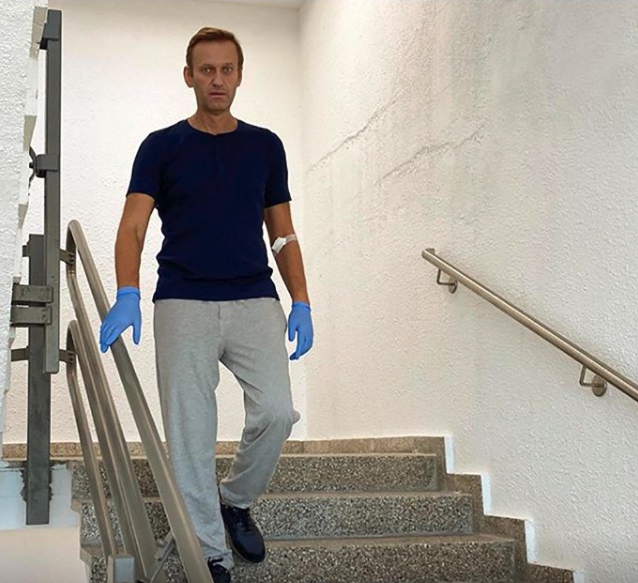 俄罗斯反对派人士阿列克谢 · 纳瓦利(Alexei Navalny)走下楼梯