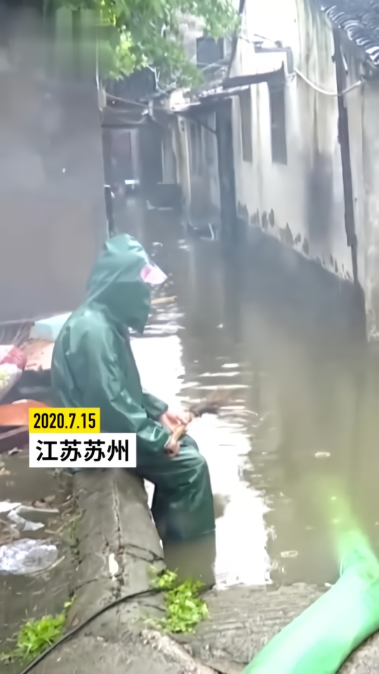 苏州暴雨部分街区积水严重，太湖洪水红色预警