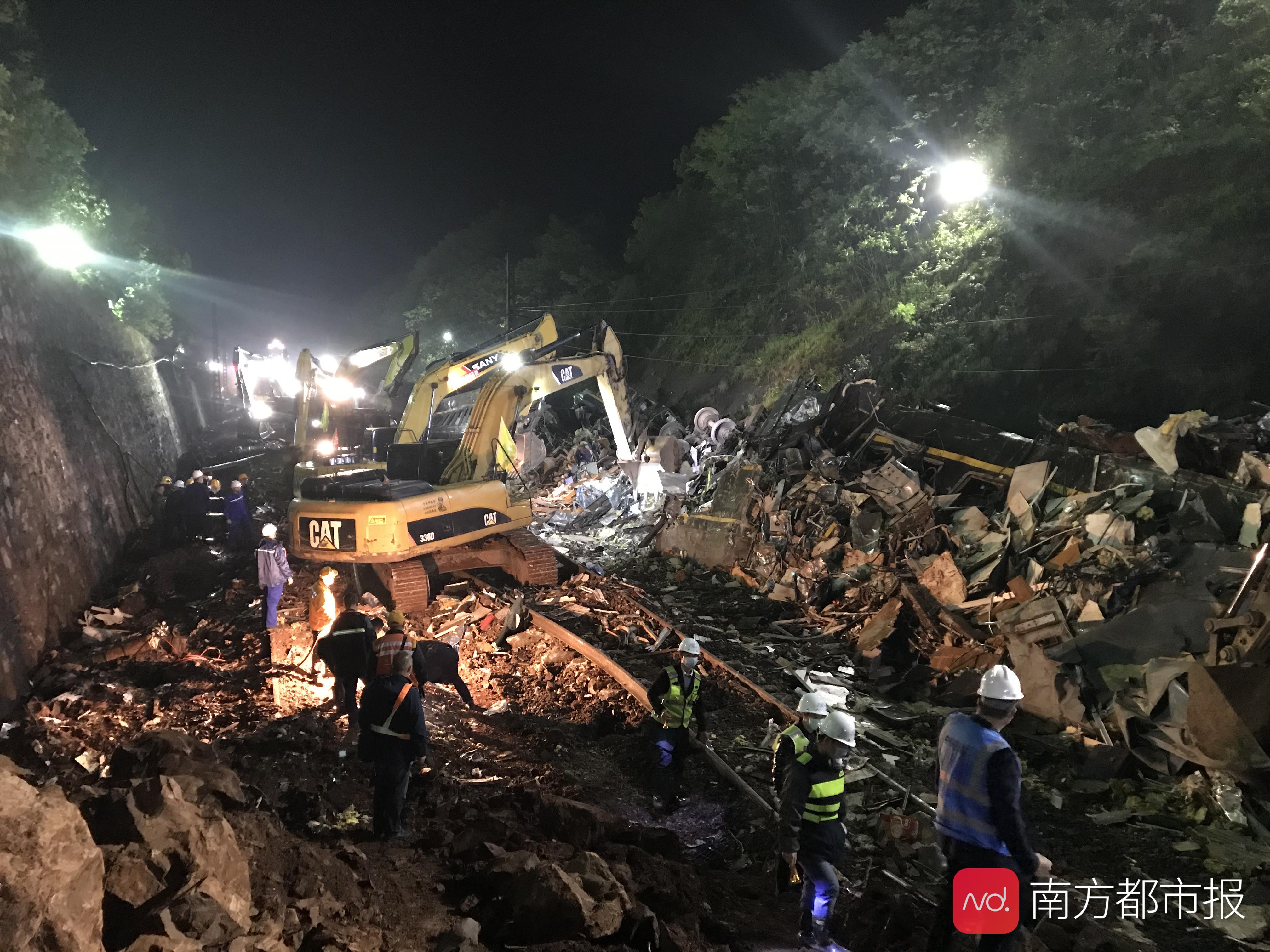 救援现场图集!济南至广州列车郴州脱轨,多台挖掘机连夜清理中