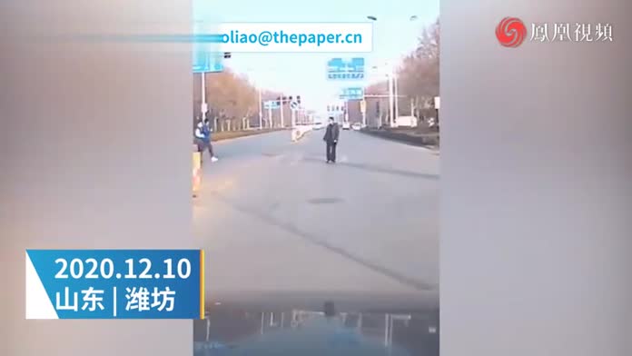 老师带学生过马路被礼让，向司机鞠躬致谢