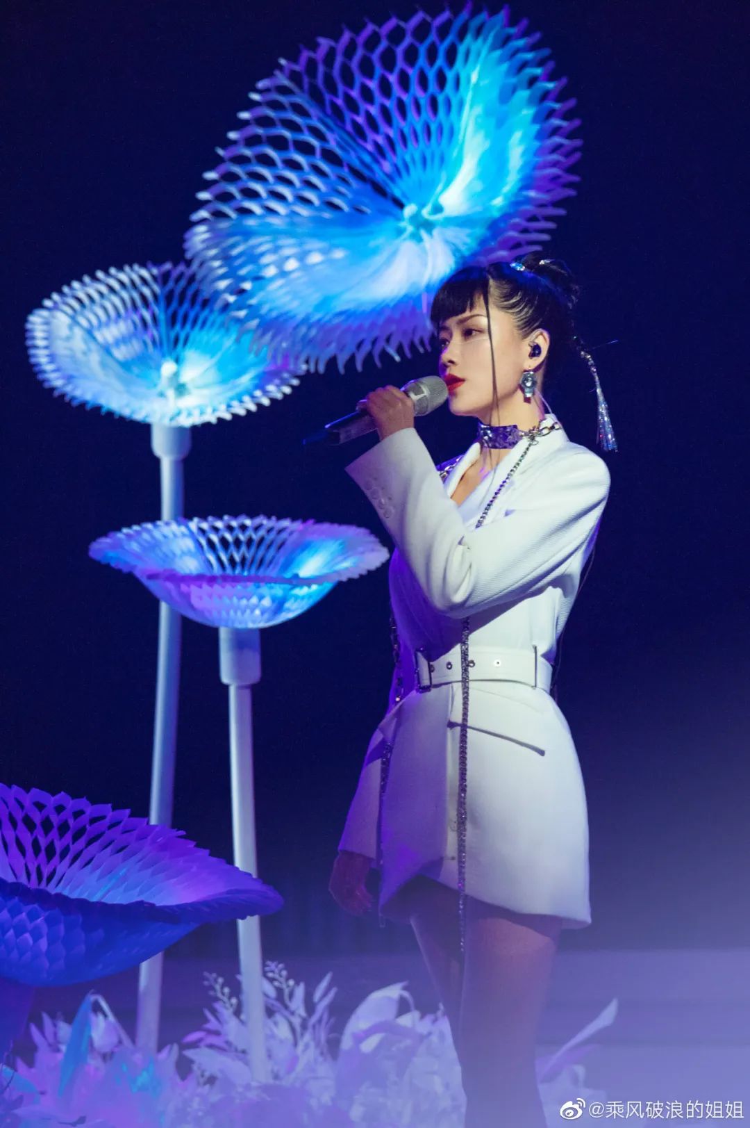 初舞台,还都风格迥异,各有特长 自从参加了这档节目,万茜就收获了一个