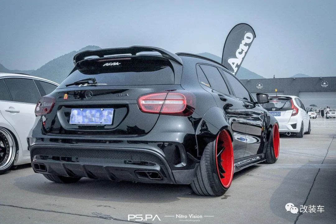 独一无二的黑武士奔驰gla,光看车头你们错认成a级了吗?