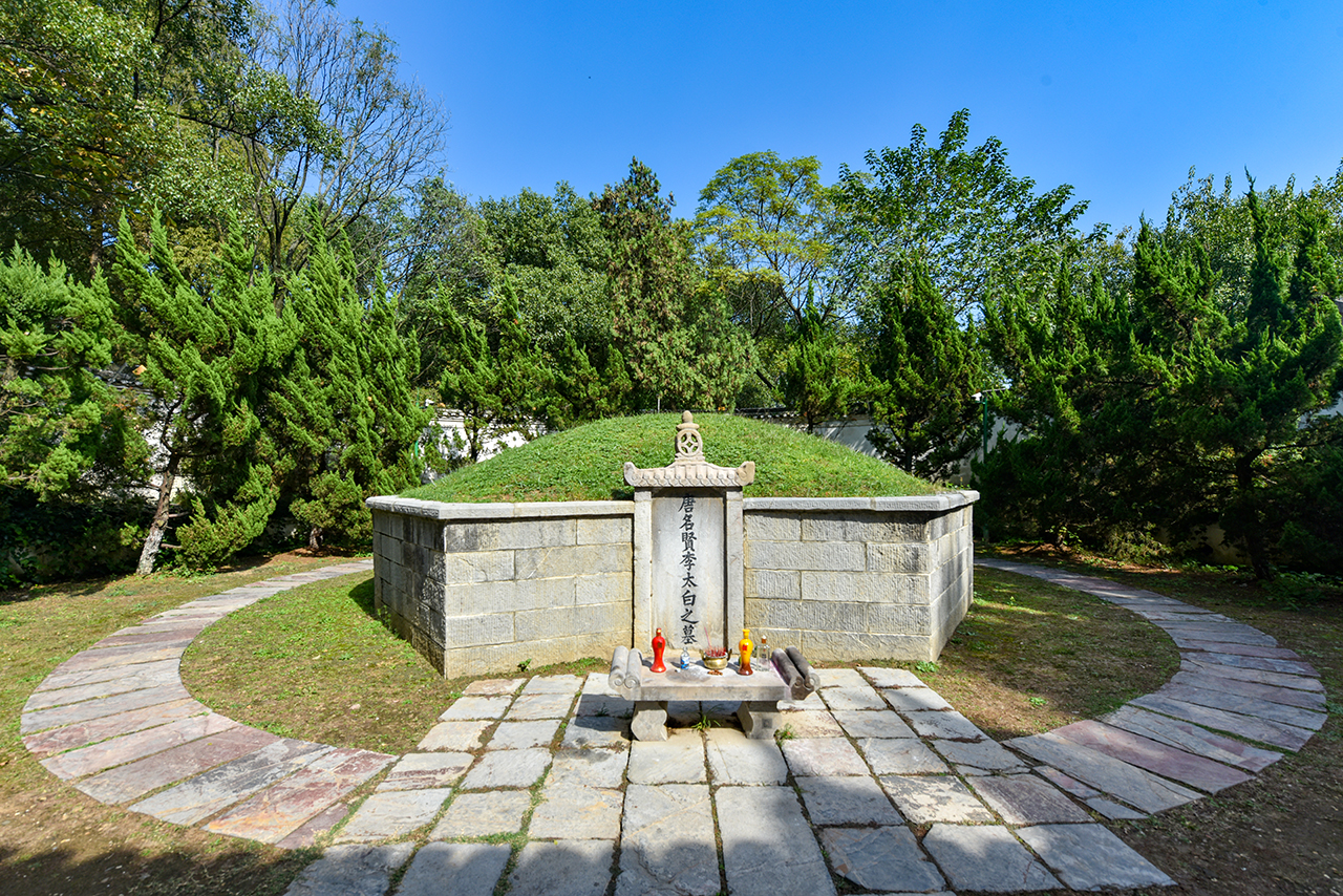 太白祠后面,就是李白墓地