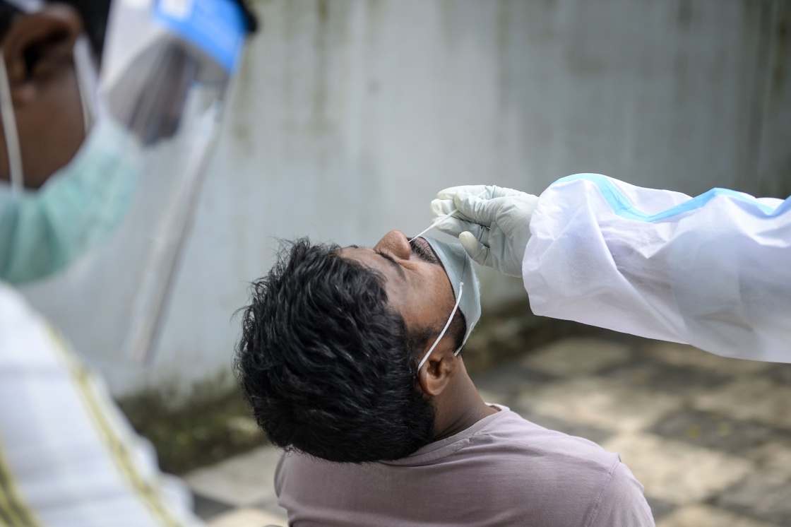 9月17日，一名男子在印度海得拉巴接受新冠病毒检测取样。 新华社 图