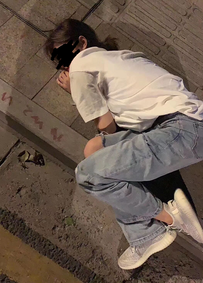 猿视角: 猥琐男酒吧“捡尸”, 竟偷走姑娘一只YEEZY满天星__凤凰网