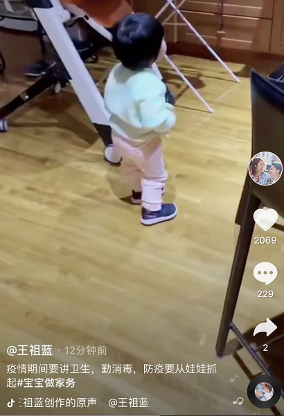 王祖蓝1岁女儿做家务，拿抹布擦家具有模有样
