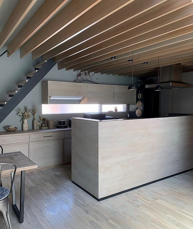 楼梯间变成厨房,餐厅安排在厨房一侧,                    整个区域