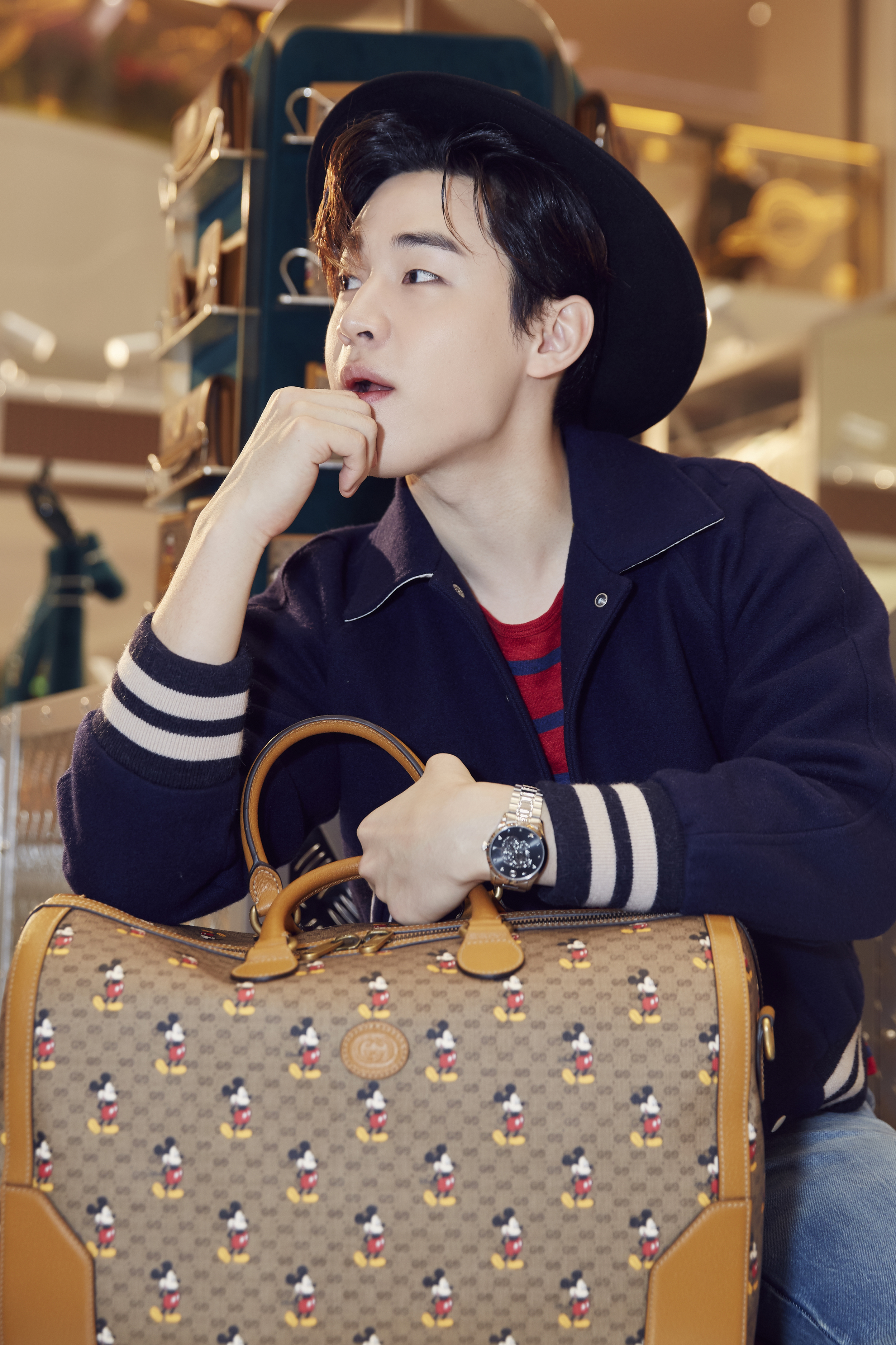 刘宪华少年感上线营业骑士礼帽造型清爽可爱