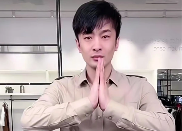 从道歉视频当中,可以看到他双手合十,表情十分虔诚,身体呈九十度弯曲