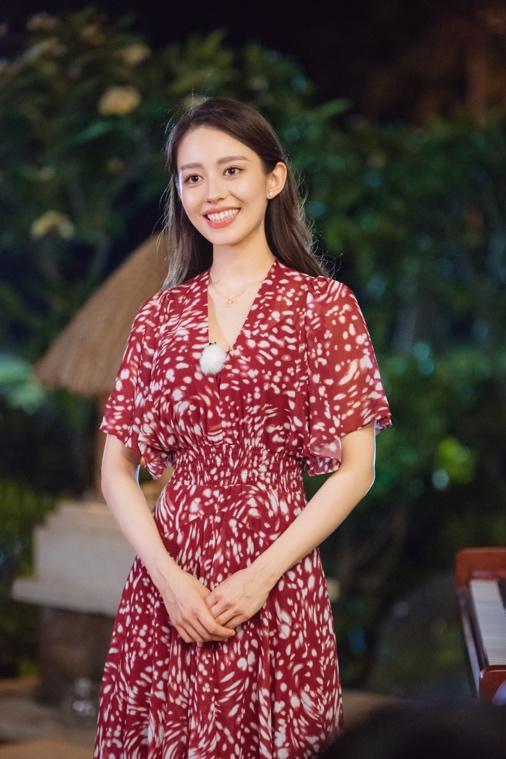 《妻子4》吉娜枣红色修身裙气质佳,现场弹奏钢琴为谢娜庆生