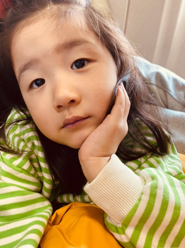 寇静带儿女滑雪?边摄像边夸女儿"好棒",陌生男子被认成张亮父子