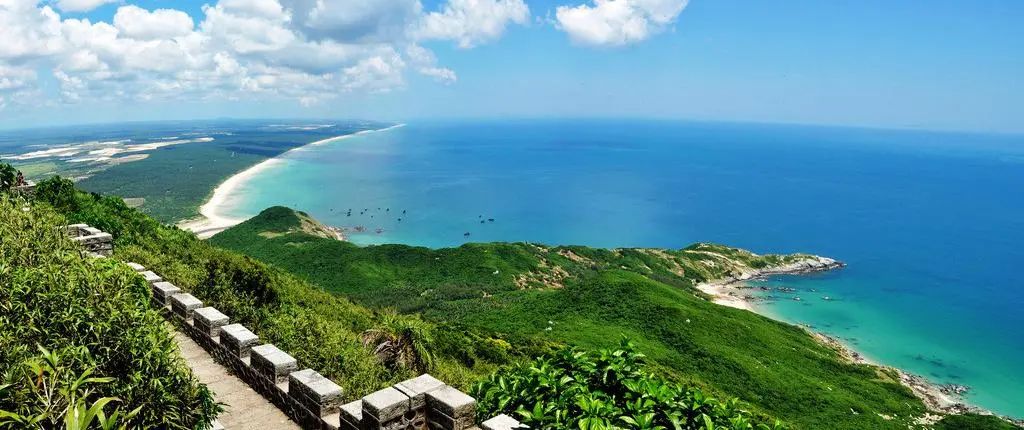 铜鼓岭景区位于海南省文昌市龙楼镇境内,是海南岛最东端最著名的临海