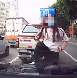 广州女子被超车后暴怒 脚踩对方引擎盖当街开怼…
