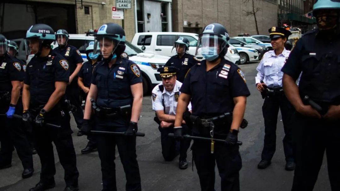 6月2日，纽约警察局副局长麦卡锡屈膝，当时抗议者正在为乔治·弗洛伊德游行。