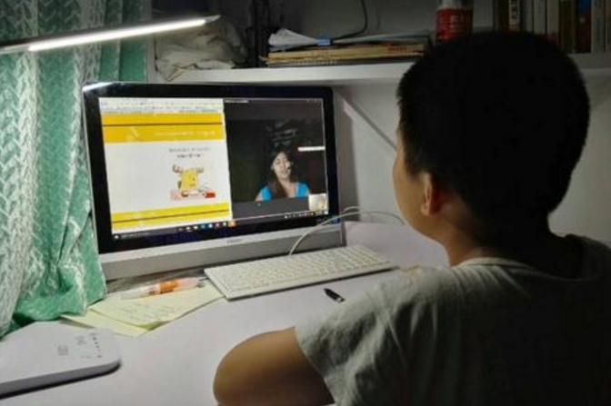 9岁男孩乐乐,受疫情影响在家上网课学习,爸爸一直坚守在工作岗位上.