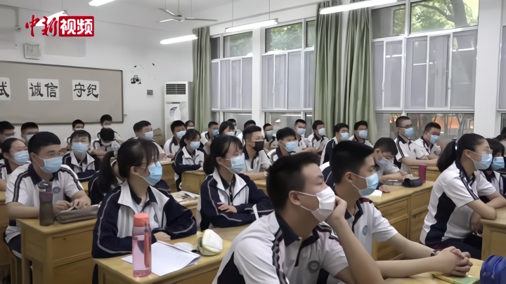 武汉市高中非毕业年级正式复学 入校测温吃饭“分餐”