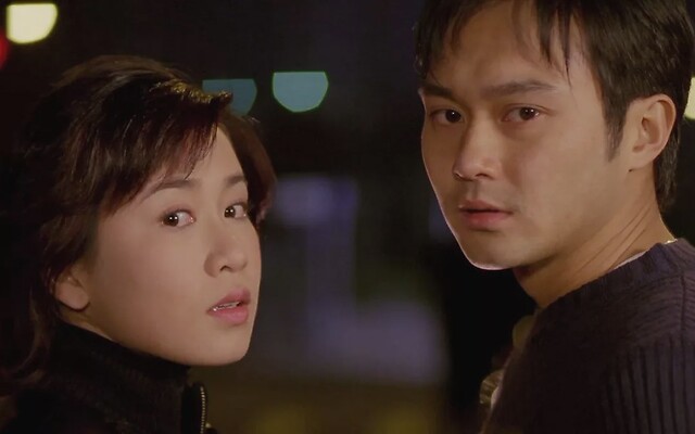 逆风翻盘的机会是在2000年,佘诗曼和后来公认的最佳电视情侣 张智霖