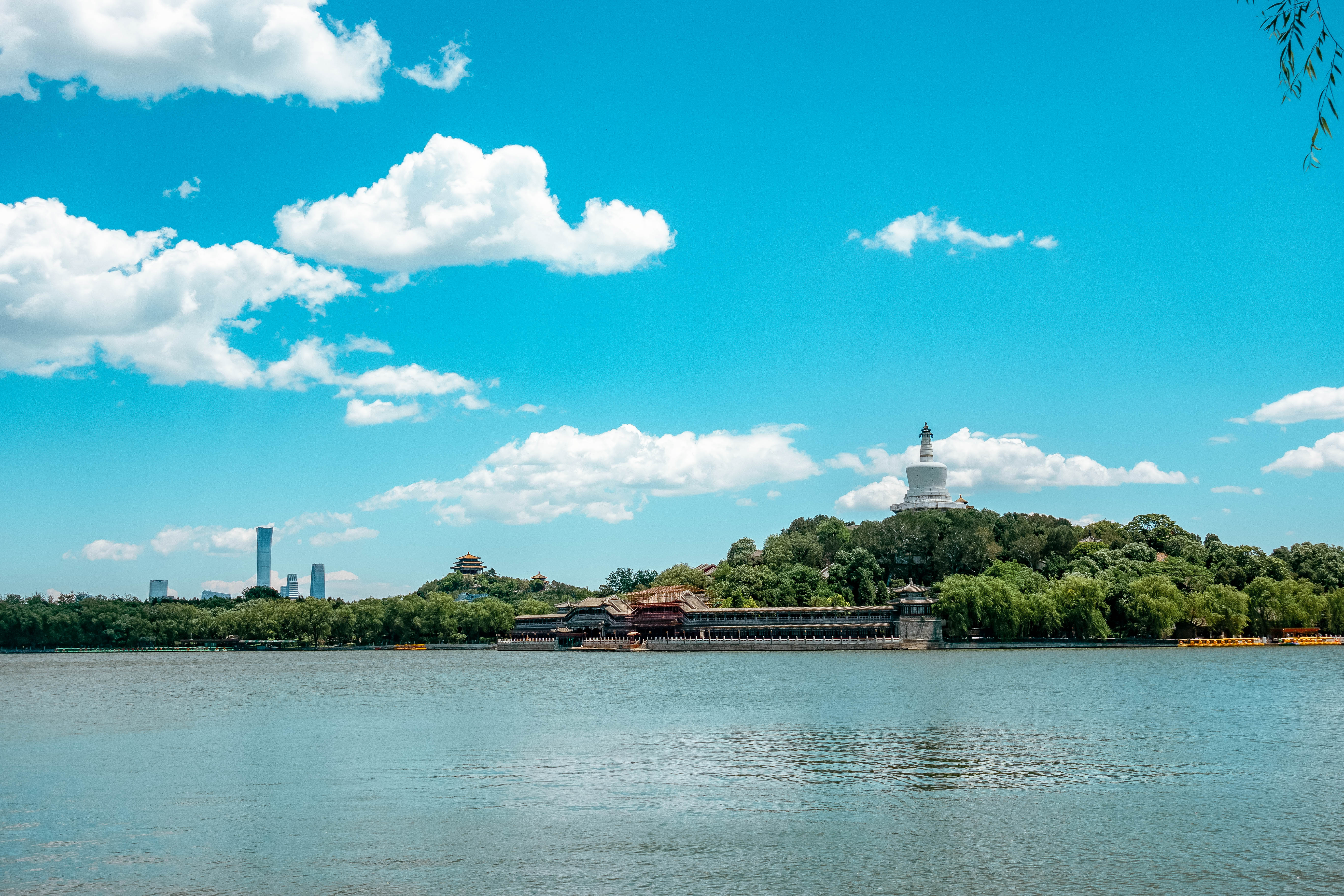 雨后北京天朗气清,在这座皇家园林看白塔景山中国尊同框!__凤凰网