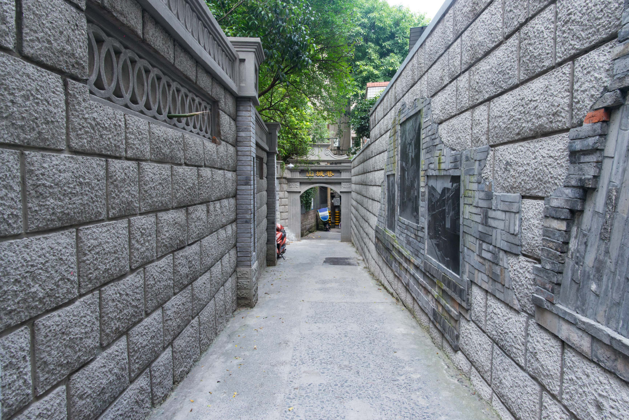 在重庆无数条狭窄逼仄的巷子中,就有一条十分知名,看似寻常,但在某个