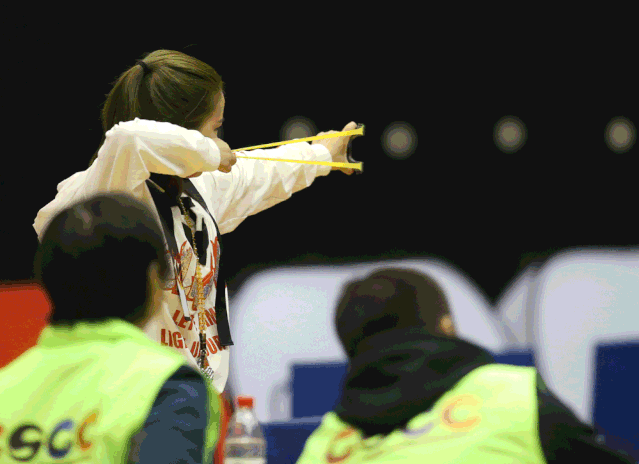 放松之后,弹性势能会释放出来,变成动能,放在皮筋上面的石子就会被