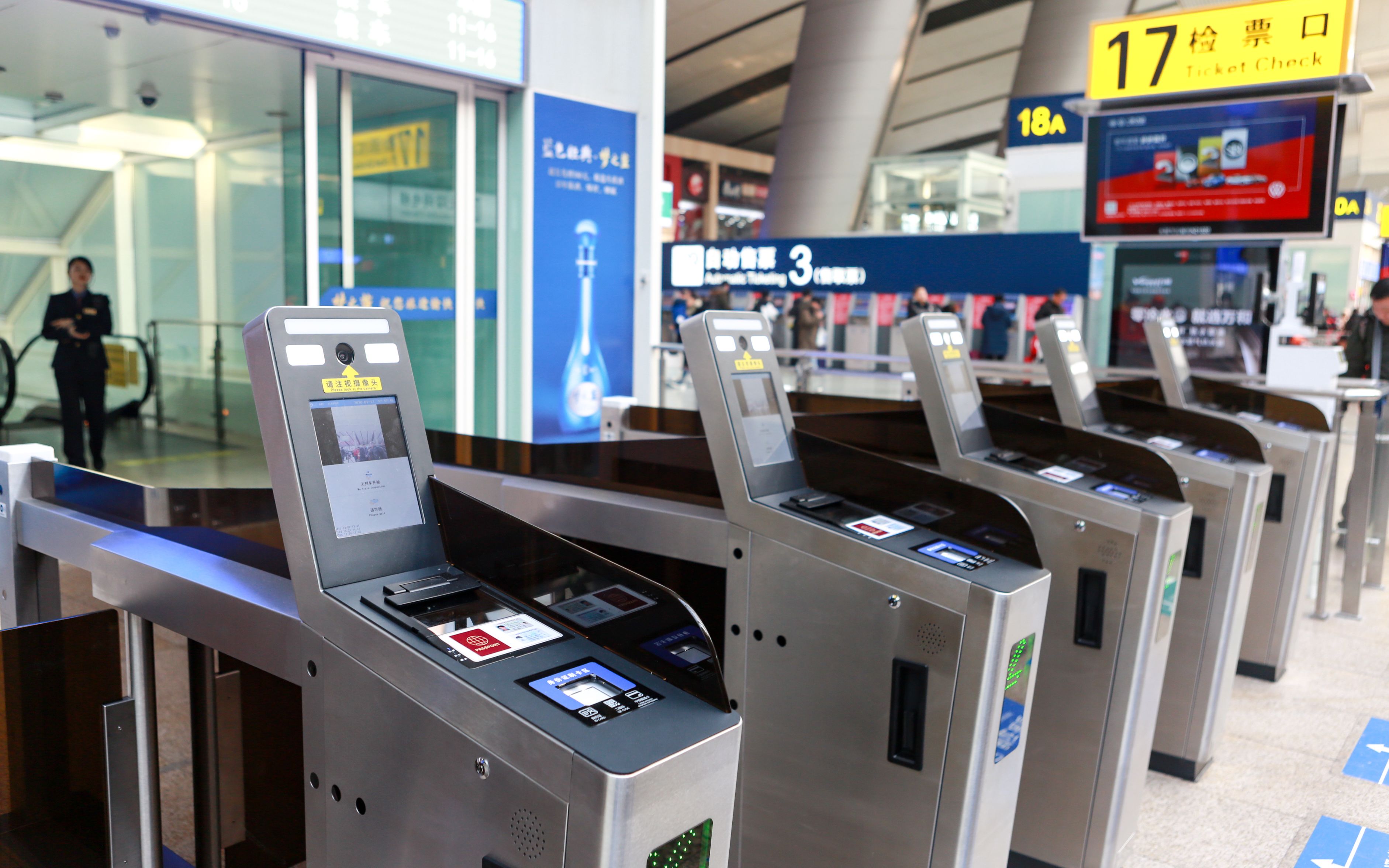 北京南站实名制检票闸机换新电子客票识别速度更快