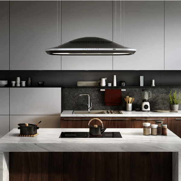 来自瑞士的弗兰卡Cloud云烟机,以四根钢丝连接机身,如云朵般漂浮空中,流畅线条和金属钢丝形成对比,成为开放式厨房的点睛之笔。不过这种无烟筒油烟机更适用于用作西厨的岛台,如果想要中式爆炒还是慎入。