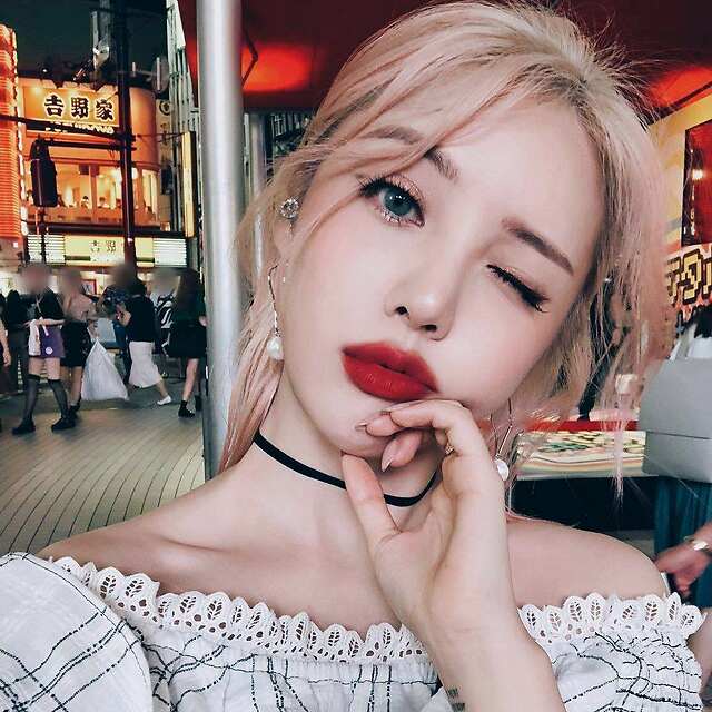 1000万网红美妆博主,为什么只李佳琦一个人红了,在这里我找到原因了