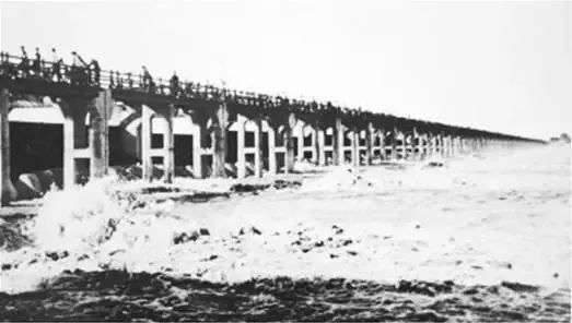 7月下旬至8月上旬,荆江分洪工程先后三次开启北闸,泄洪总量122