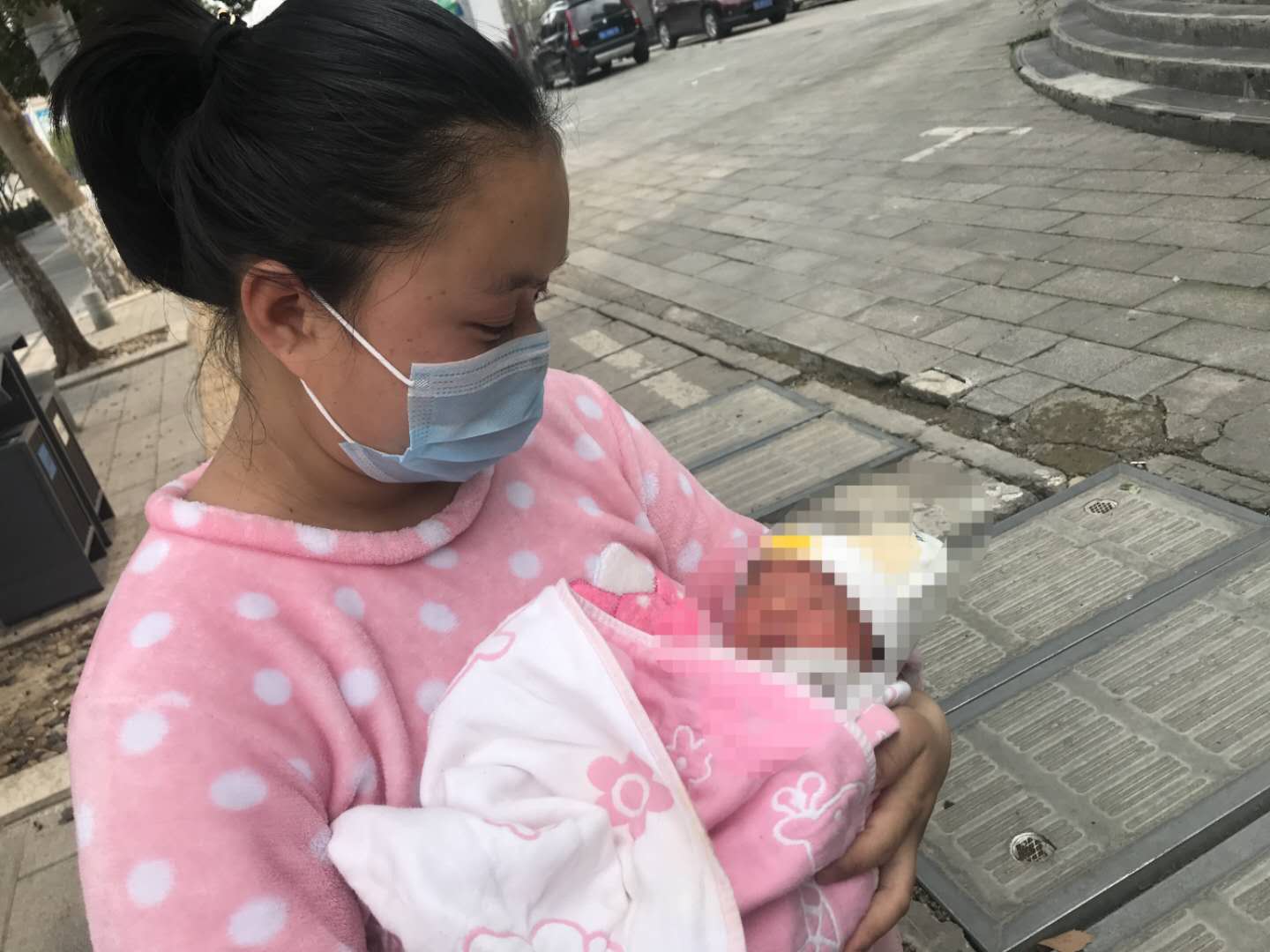 滞留武汉后，我带着出生3天的儿子住在车上