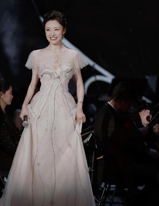 "央视颜霸"李红旧照被扒,方脸单眼皮遭疑整容,与现在判若两人