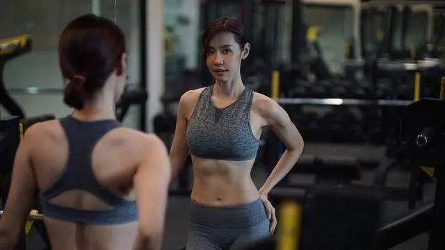 41岁美胸辣妈爆红却被嘲是人妖别对老娘的身体指指点点