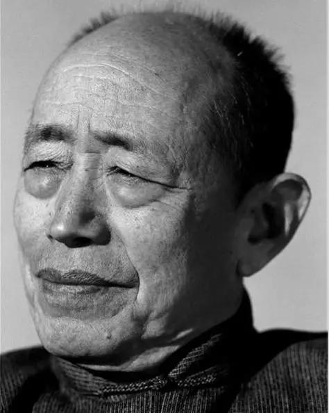 短短4年时间,他竟然为1000位明星拍摄了素颜肖像