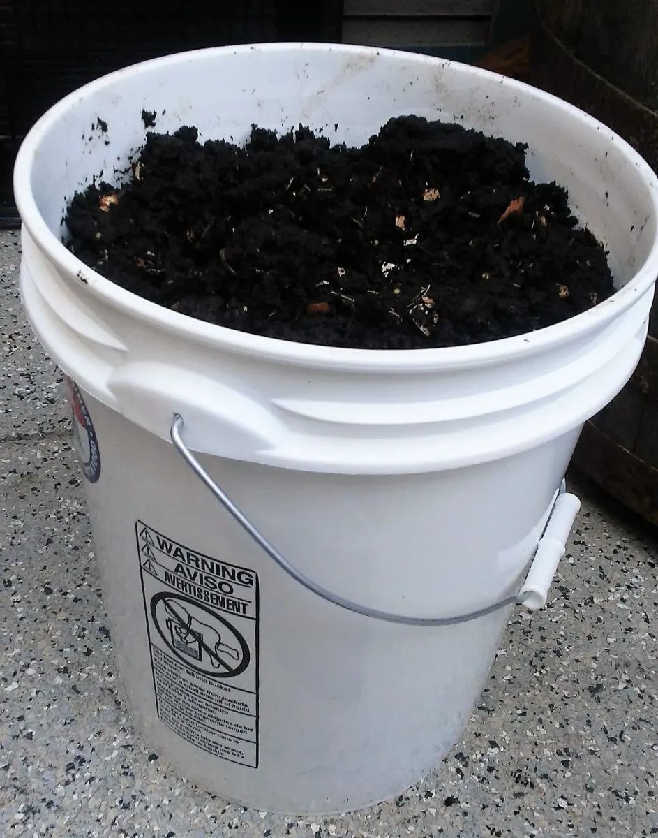 堆肥时这几点掌握好,在家用几个塑料桶就能做,几个月可完成