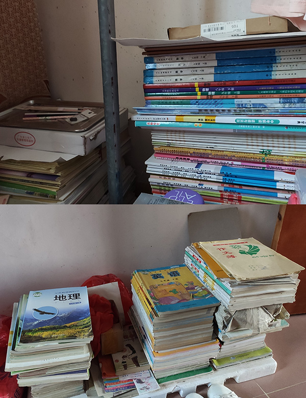 阿慧保留着从小学到初中的课本,她的房间没有桌子,这些书就堆在地上。