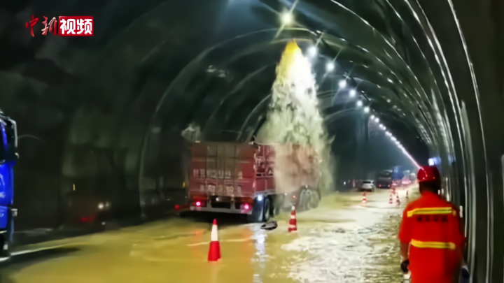 暴雨致重庆一高速隧道顶部漏水