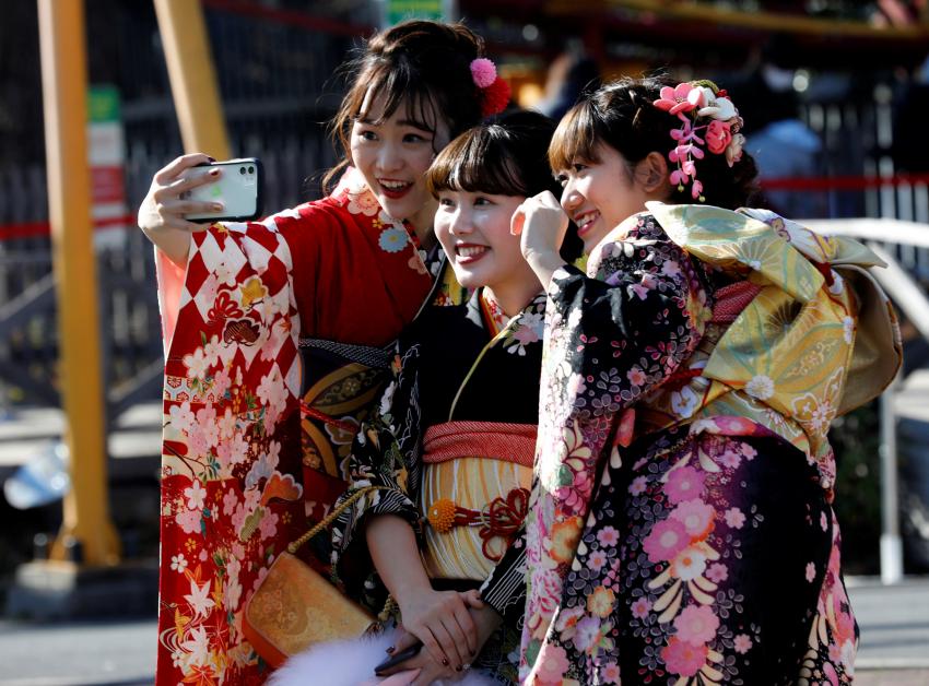 日本傳統節日考察新年週一慶祝成年日的少年人們