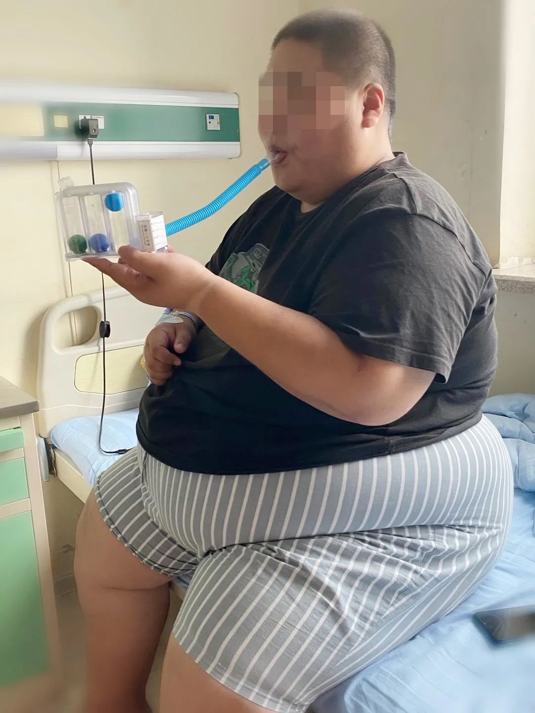 "我出生时体重是8斤,从五六岁开始就是小胖墩了,到了初中,最胖的时候