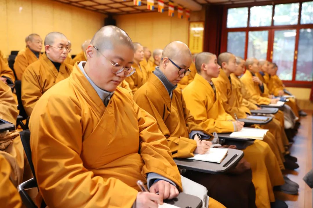 四川尼众佛学院全体师僧共学《民法典》