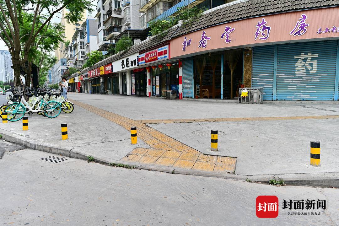 云求助四川乐山人行道停车位入口被打桩无法使用商户生意受影响盼重设