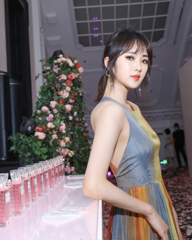 任正非女儿姚安娜成时尚博主各时尚晚宴参加不停颜值比姐姐高