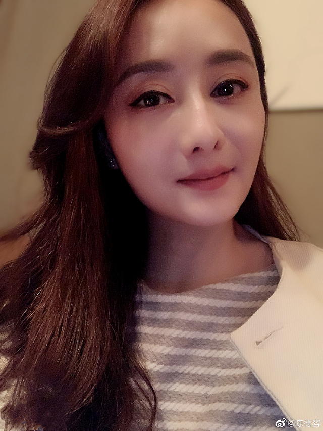 45岁陈德容近照宛如18岁少女,网友却说她的鼻子像匹诺曹