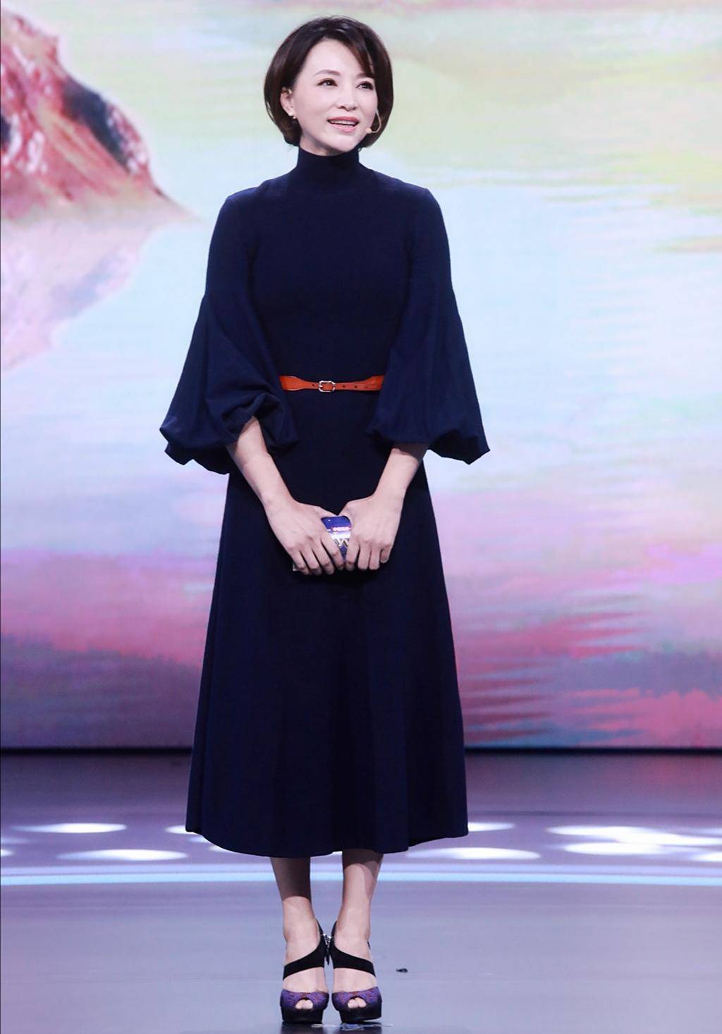 女人四五十岁后,最好别"t恤配短裤",瞧瞧董卿这样穿真有气质