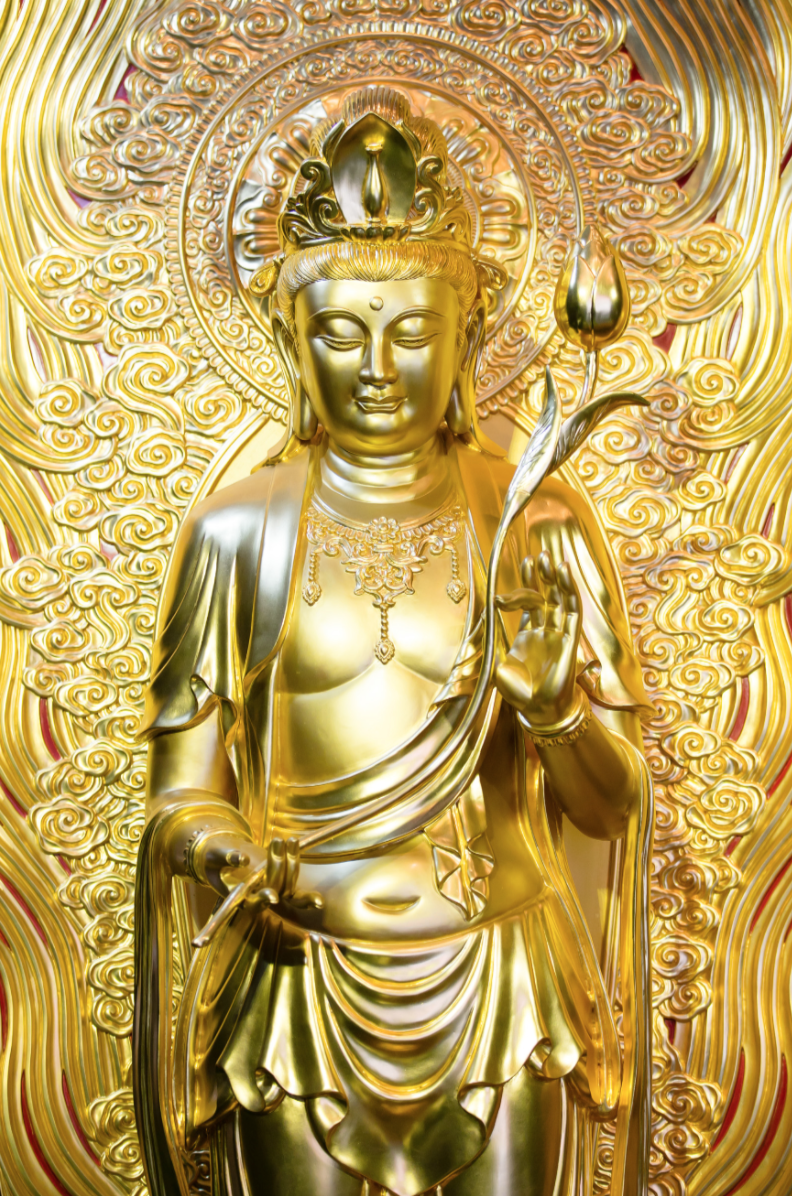 虔诚之心,在玉佛禅寺三圣殿中以香花供养阿弥陀佛,观世音菩萨和大势至