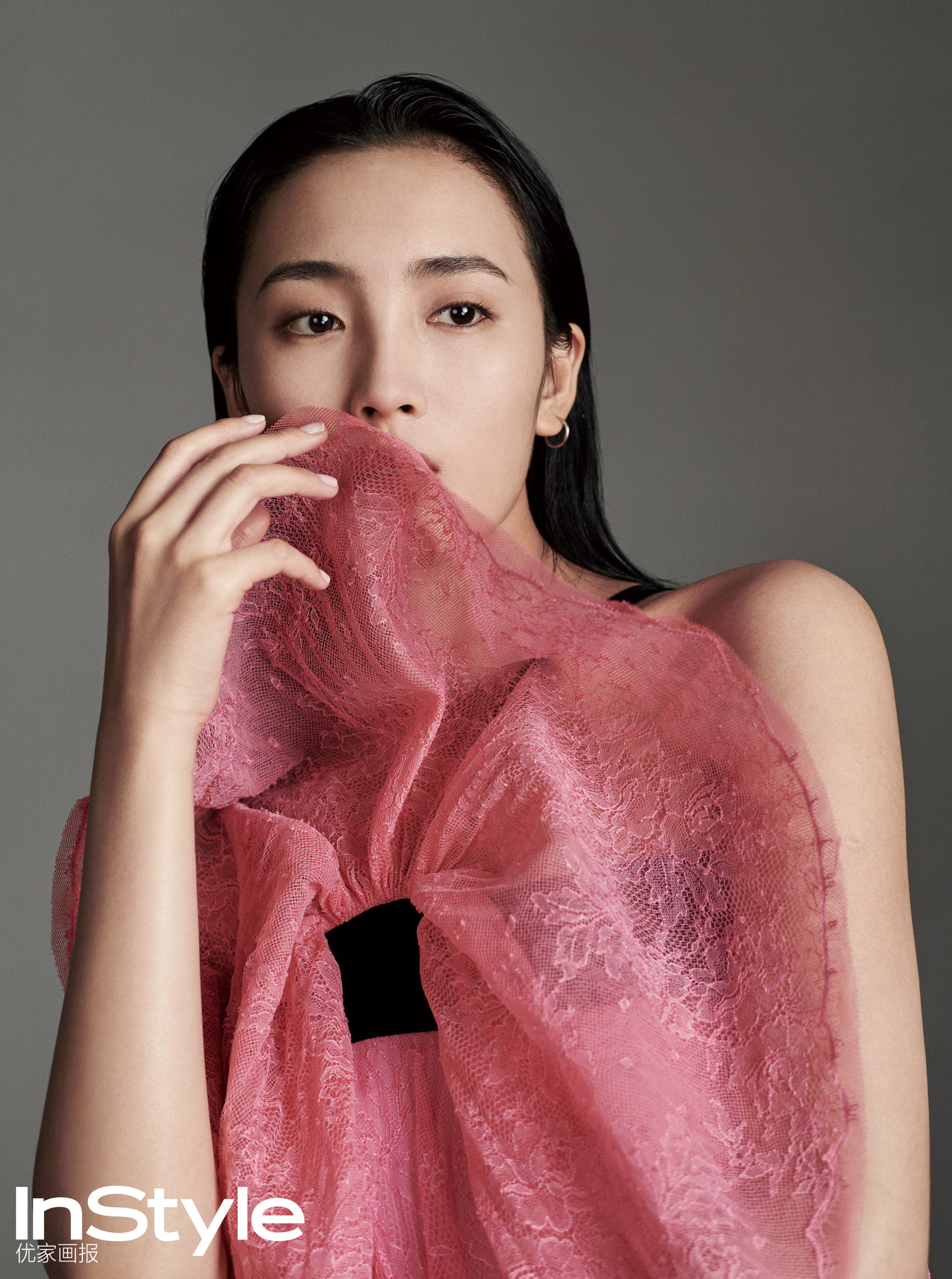 王紫璇新年红大片炽热自信展现迷人肩颈线条