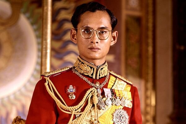 公元1935年,曼谷王朝第七代君主拉玛七世以健康问题为由退位.