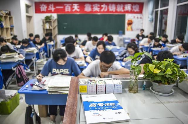 高中晚自习很重要,合理安排学习效率翻倍,成绩提升不再困难__凤凰网