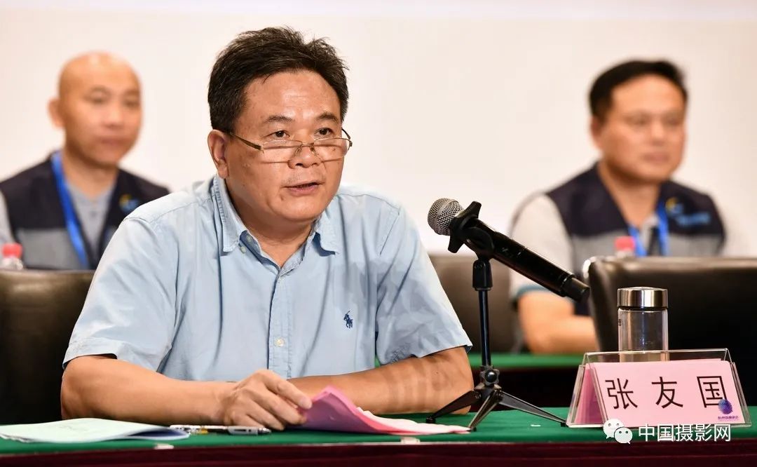 杭州市文旅局副局长陆小龙为法律顾问郑若阳颁发聘书 高和平/摄