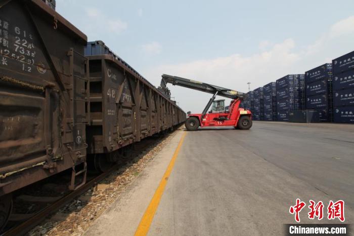 云南铁路上半年发送货物2847万吨 集装箱运输同比增长12.6%